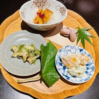 炭火割烹 白坂 - 上から時計回りに　焼き鱧(下に見えないけど絶品の春菊のお浸しが❗️) 茹で落花生　柿とマスカルポーネの白和え