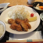 銀座　喜皿 - ちょっと牡蠣が小さいカキフライ定食（９８０円）