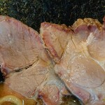 家系ラーメン たつ家 - チャーシューは香ばしい風味と旨味が良く出ていて美味しい！