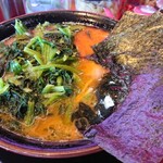 家系ラーメン たつ家 - トッピングでホウレンソウ+のり