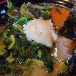 家系ラーメン たつ家 - 途中、食感の良い刻みニンニクを投入し味変、カラメのスープにニンニクの風味が加わり旨さ倍増でした。