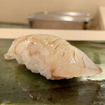 Sukiyabashi Jiro - ひらめ
                        白酢のシャリが独創的！
                        ひらめが肉厚に切られた食感とシャリの大きさが絶妙なのです。
                        煮切り醤油も種にしっかりと塗り、種の端から滴り落ちるくらい。
                        これが小野二郎氏から受け継いだ鮨なんだな！！