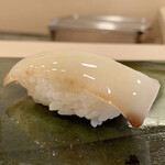 Sukiyabashi Jiro - すみいか
                        包丁を入れずにそのまま握りに、身が厚くコリコリっとした食感、歯切れがとても良いです。