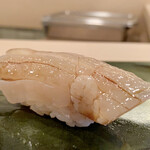 Sukiyabashi Jiro - 平貝
                        シャリの酢の加減と平貝の独特な渋みの様な味わいが上手く融合してます。
                        身を厚く切ったシコシコとした食感は平貝の持味ですね。
                        