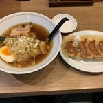 Chuukashokudou Gyouzano Tatsujin - 醤油ラーメンと餃子セット