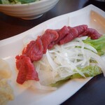 肉とチーズに溺れたい 個室居酒屋 酔たか - 馬刺し（赤身）1299円