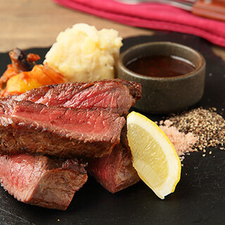 じっくりと焼き上げた、肉や串メニューが自慢♪