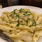 Cream pasta with gorgonzola cheese (penne)