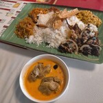 Banana Leaf - ライスとカレー1320円　下はチョイスしたチキンカレー　鬼辛( ﾟдﾟ)