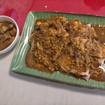 Banana Leaf - ロティカレー770円　カレーの辛さから逃げられないぞ〜(~O~;)　左は追加したポークカレー440円　こちらも口の周りがヒリヒリする辛さぁ(¯―¯٥)