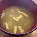 家庭料理居酒屋 よってって - とても落ち着くお味噌汁。