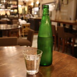 エノテカ ドォーロ - 水は瓶に入って提供、お洒落♪(2021年9月)