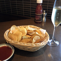 ウルフギャング・ステーキハウス 六本木 - お通しのポテトチップス。これだけでお腹いっぱいになる量！