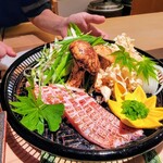 寿し道 桜田 - 松茸、長野県の天然はなびら茸、金目鯛藁焼き、玉ねぎ、牛蒡、ネギを鍋にする