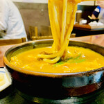 日の出うどん - ◎うどんはコシはあまりないがモチモチしていて、カレーに絡んで格別な味わい。食べ始めたら止まらない！