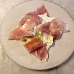 ビストリア - 数量限定！季節のフルーツとストラチャテッラのカプレーゼ・生ハムのせ