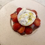 ビストリア - こだわりトマトとブラッティーナチーズのカプレーゼ