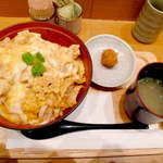 Tori Sanwa - 名古屋コーチン親子丼（￥880）。甘口の梅干がまた、ナイスアシスト！