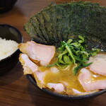 横浜家系らーめん 天王家 - チャーシューめん、海苔(7枚)、半ライス