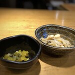 和食 たかもと - ◆卓上に用意されていた「切り干し大根の煮付け」と「高菜」。どちらもいい箸休めに。