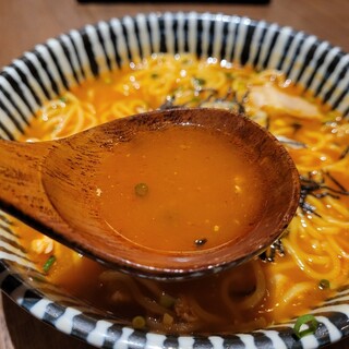 Kachikachiremonsawatoyasaimakigushikoubouhikari - とり赤玉ラーメンのスープ