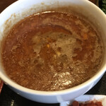 和風らーめん 凪 - 坦々つけ麺のスープ（と赤い粉）
      Liveでした〜
      スープに膜が出ています♬
      　　　　　　　　　　まみこまみこ