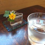 グラスハープ - お冷と机の上の花
