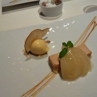メゾン ポール・ボキューズ - 洋梨のコンポート　キャラメル風味のムースリーヌ　ヴァニラアイスクリーム添え