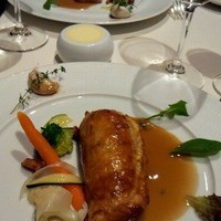 メゾン ポール・ボキューズ - 鴨肉とフォアグラのパイ包み　タイムの香りのジューソース　季節野菜のエチュペと共に