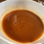 洋食屋 ニューとん - トマトベースのピリ辛なスープ