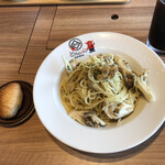 どうなんde's - パスタに300円追加すると、塩パン、サラダ、スープ、ドリンクが付いてきます。