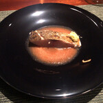 蒼 - 串本 潮崎商店 縞鯵(和歌山県串本産 潮崎商店、1.5kg、1日寝かせ)炭火焼をレモングラス&藁燻し仕立て、トマト(静岡県浜松産、勢麟の長谷部大将セレクト)&シャンパーニュビネガーのスープと共に