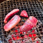 新羅 - カルビ焼く