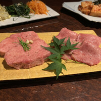 黒毛和牛焼肉 虎斑 北新地店 - 厚切りタンと薄切りタン