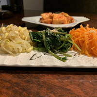黒毛和牛焼肉 虎斑 北新地店 - ナムル、キムチ