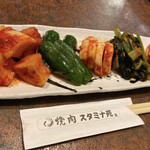 焼肉 スタミナ苑 - キムチ盛り合せ 979円
      大根、きゅうり、かぶ、小松菜、白菜