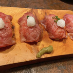 焼肉 スタミナ苑 - 肉寿司 1650円
      4貫 ともさんかく