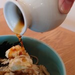 まん作 - 出汁とかえしがしっかり効いた濃口のつゆ