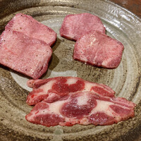 焼肉 スタミナ苑 - 黒タン3種盛り 3300円
                    特選、黒タン、タンすじ