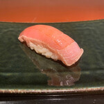 丸吉寿司 - 中トロ漬け(湯霜)