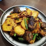 玉仙楼 - ジャガイモとスペアリブの干鍋　バードアイアングル
