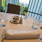 ヌーヴェル・エポック - テーブルセッティング　朝食専用のクリストフルがこだわり