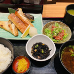 天下の台所大起水産 さしみと寿司の店 - 日替わりのサーモンかま焼き定食¥748-