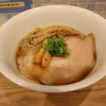 IKR51 - 芳醇地鶏醤油らぁ麺(880円、斜め上から)