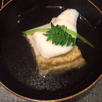 御料理 まつ山 - [お椀]
                    下関市産 吉田なす、アラ、自家製胡麻豆腐