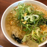 丸亀製麺 - シャケおにぎりと出汁でシャケ茶漬け！天かすの食感がいいアクセント！