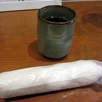 Uosai Shuzou Daigaku - 熱いお茶とおしぼり