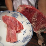 あさの実 - 親方から、味見でトロを少し頂きました。
      
      
      こちらは、ボストン産の生本鮪。
      
      背の一番頭より。
      
      
      