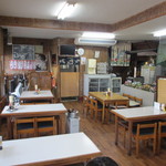 加福食堂 - 店内はこれぞ食堂といった昔ながらの造りでどこかほっとする気持ちになります。
 