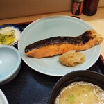 季節料理 魚竹 - 塩鮭に醤油を塗りながら焼いてあります。